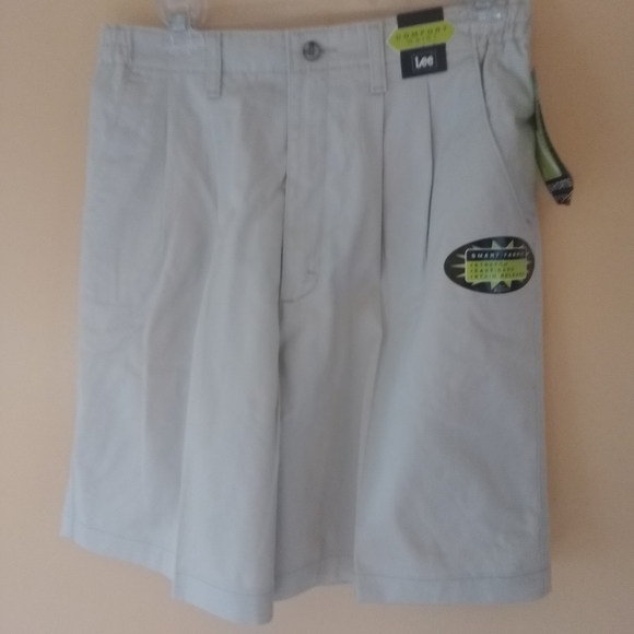 Lee Pants - Lee 14 medium NWT khaki shorts w/comfort waist